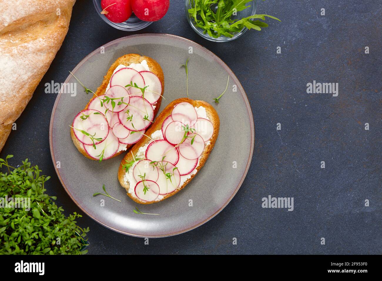 Panini sani e deliziosi con formaggio cremoso e rafano. Cibo vegetariano. Vista dall'alto. Foto Stock