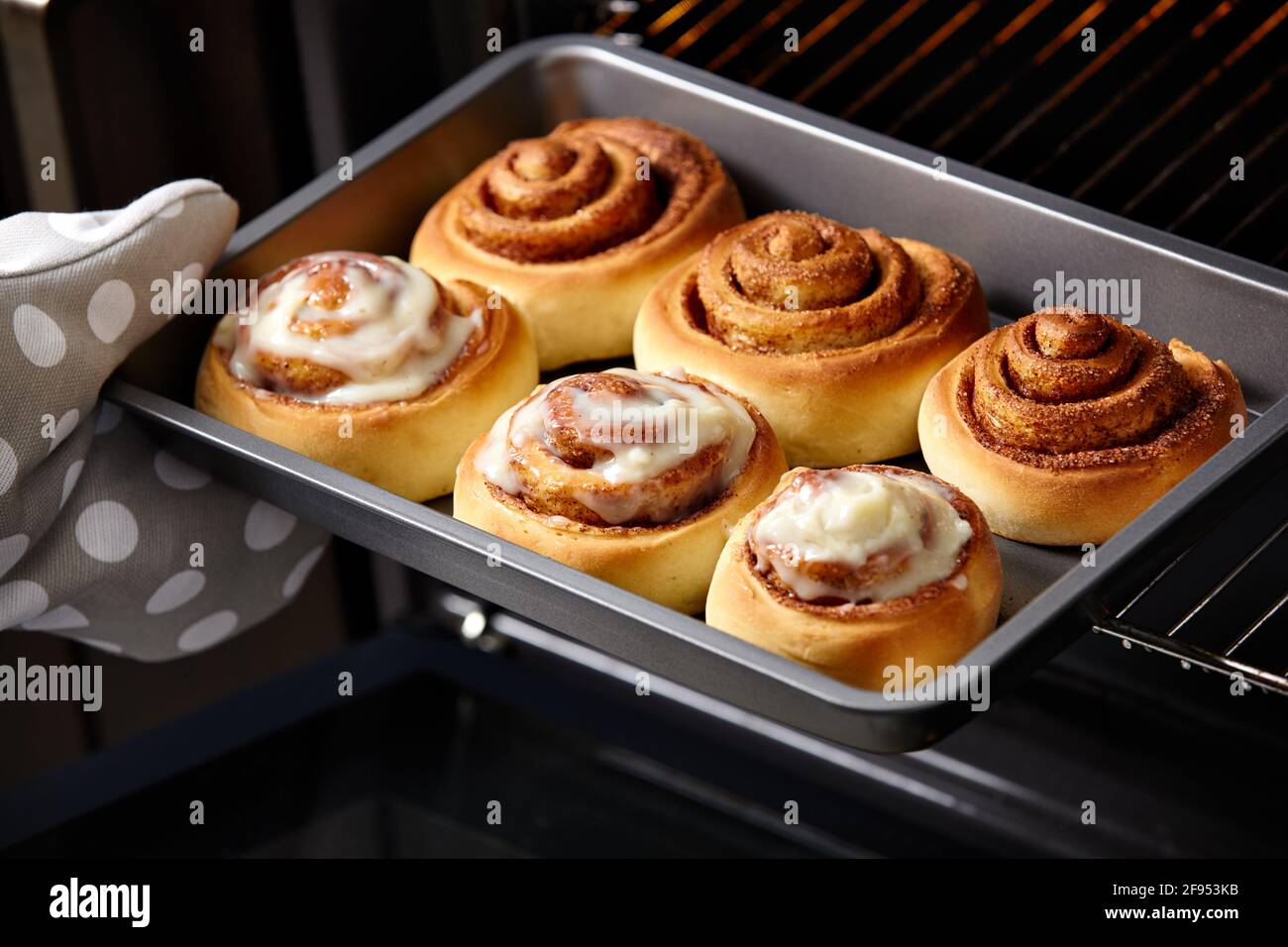 Panetteria fresca. I rotoli di cannella sono oliati. cinnabon fatto in casa. Foto Stock