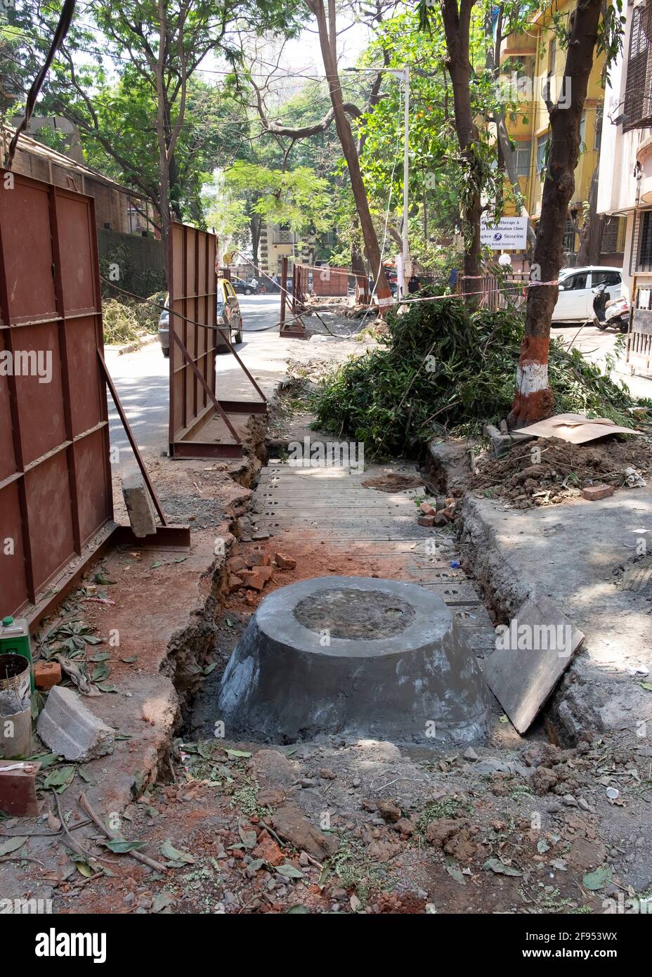 Lavori di costruzione su strada a Mumbai-Dadar, Maharashtra, India. Foto Stock
