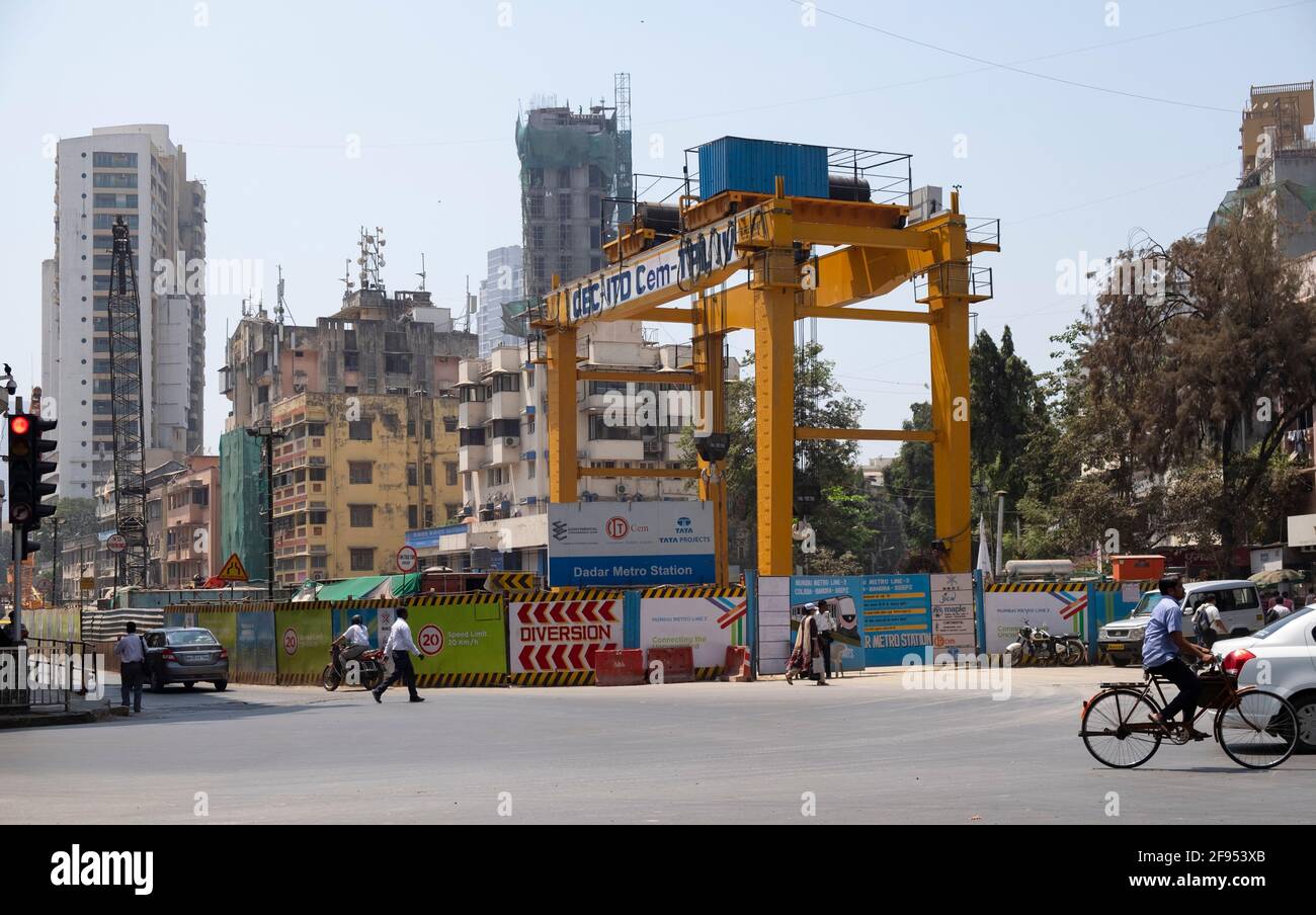 Cantiere per una nuova stazione della metropolitana a Mumbai-Dadar, Maharashtra, India. Foto Stock