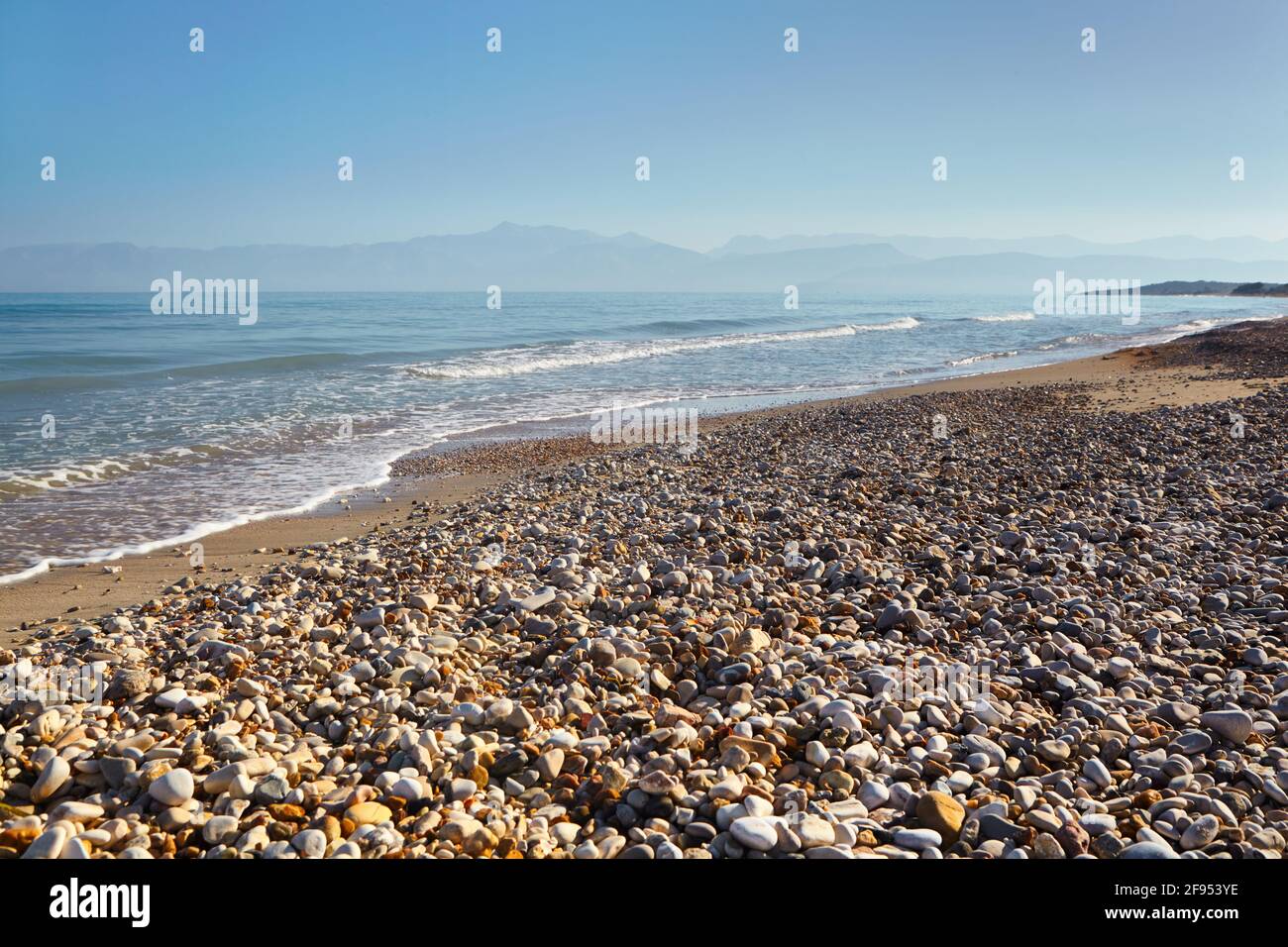 Spiaggia di ciottoli dell'isola di Corfù. Grecia., Pebble spiaggia dell'isola di Corfù. Grecia. Foto Stock