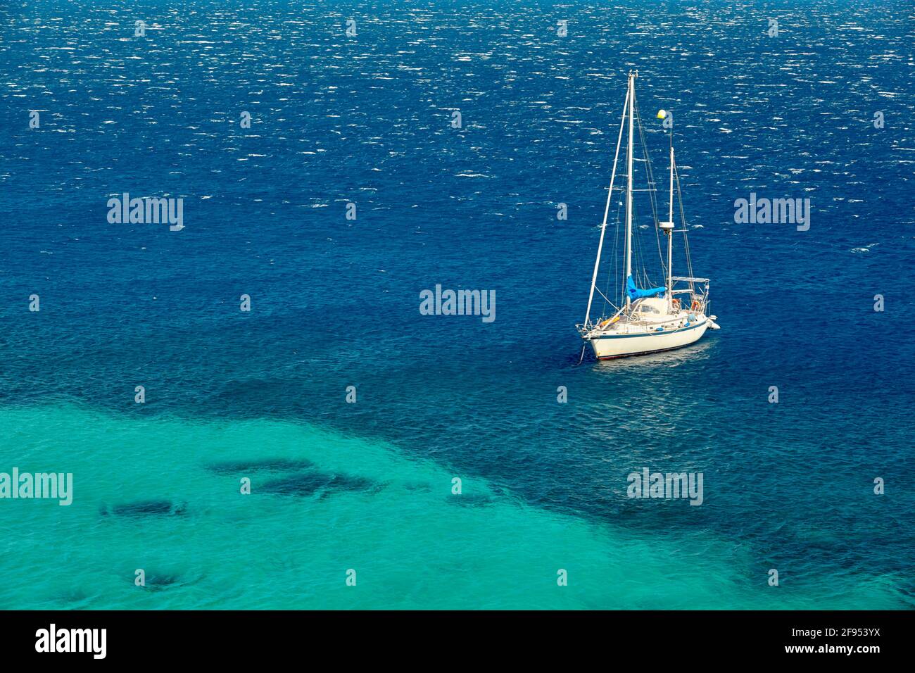 Splendida e splendida vista dello yacht sul mare. Vista aerea . Foto Stock