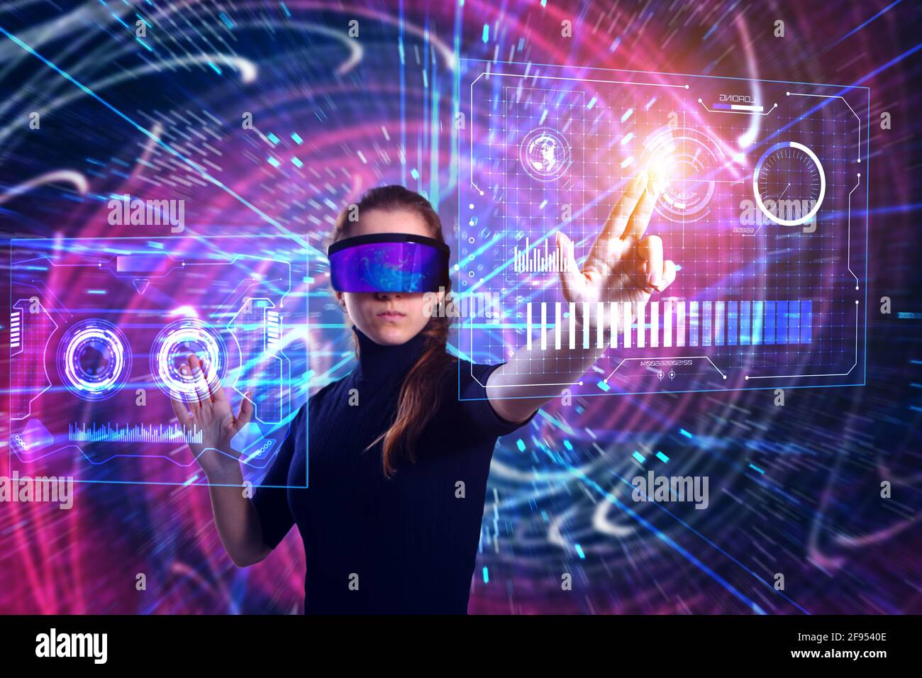 Bella giovane donna in occhiali di realtà virtuale su sfondo futuristico. Realtà aumentata, videogame, concetto di tecnologia futura. VR. Foto Stock