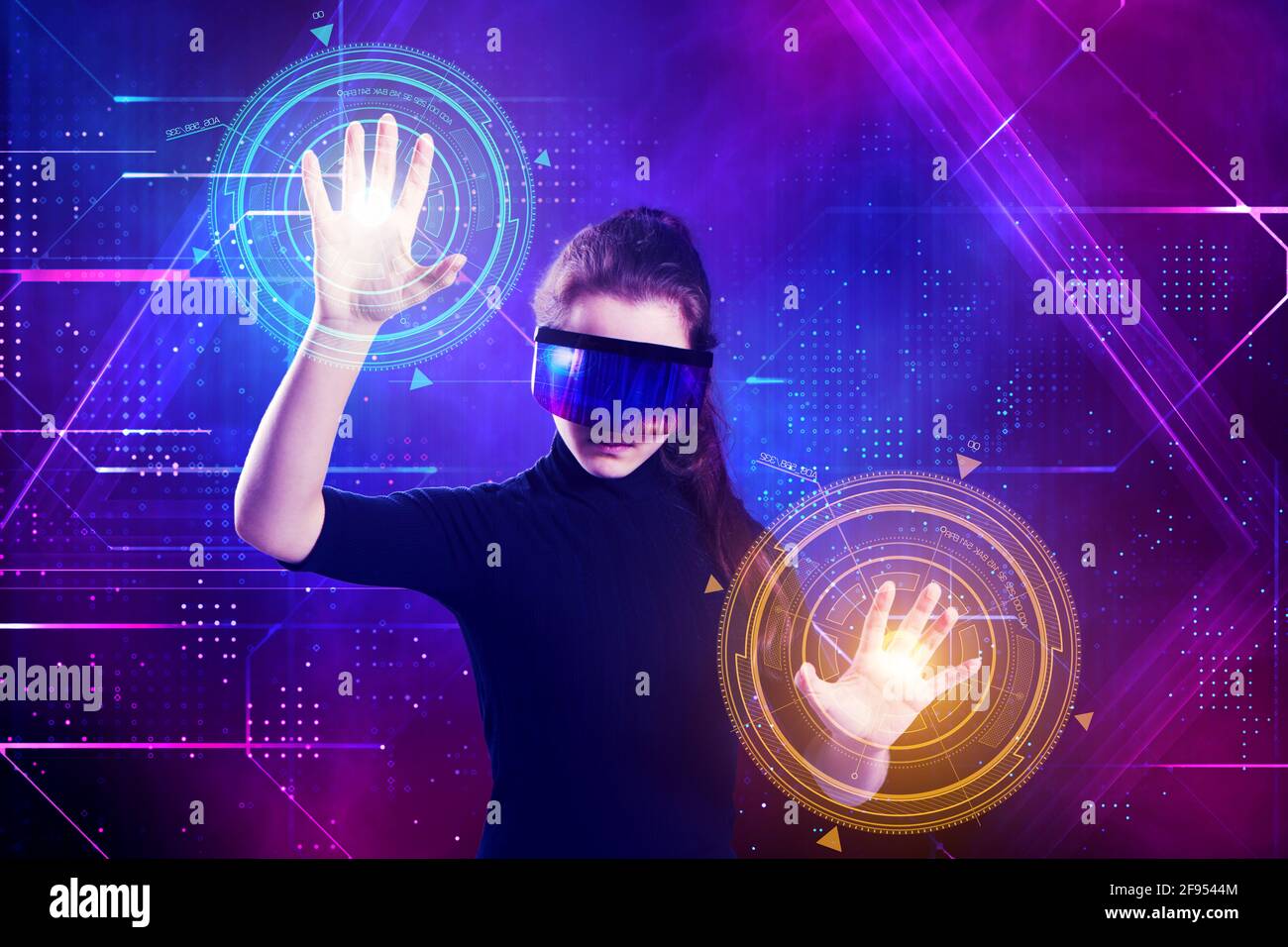 Bella giovane donna in occhiali di realtà virtuale su sfondo futuristico. Realtà aumentata, videogame, concetto di tecnologia futura. VR. Foto Stock