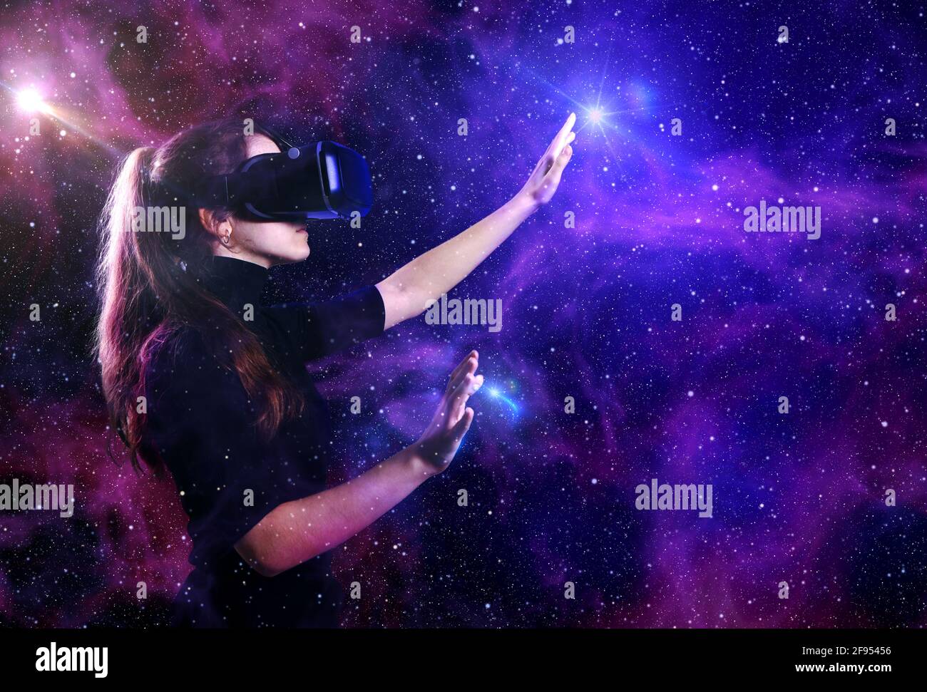 Bella giovane donna in occhiali di realtà virtuale su sfondo futuristico. Spazio esterno virtuale. VR. Foto Stock