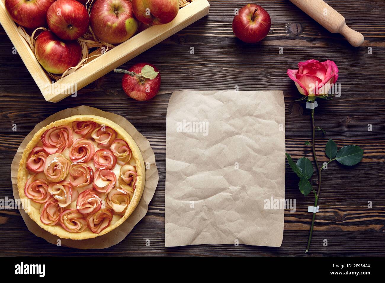 Torta di mele. Dolci fatti in casa su sfondo di legno scuro. Vista dall'alto. Luogo per l'iscrizione., torta di mele. Dolci fatti in casa su sfondo di legno scuro. Foto Stock
