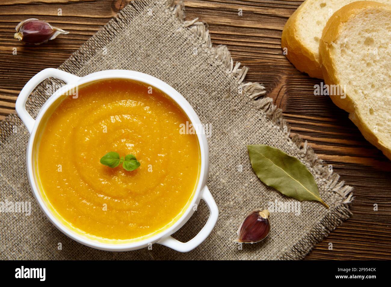 Zuppa di crema di zucca su sfondo di legno scuro. Vista dall'alto. Foto Stock