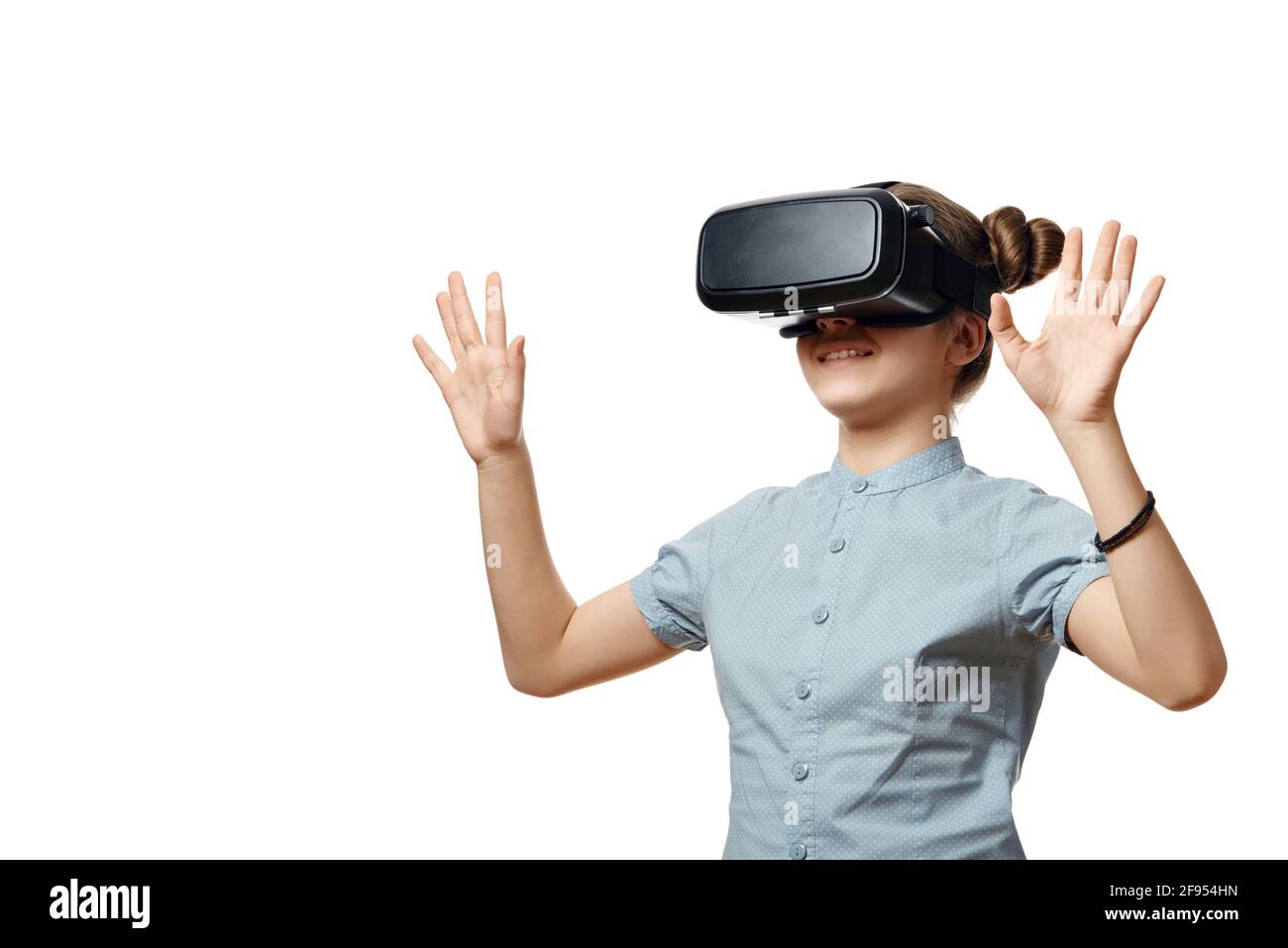 Giovane ragazza con occhiali di realtà virtuale. Isolato su sfondo bianco. Visore VR. Foto Stock
