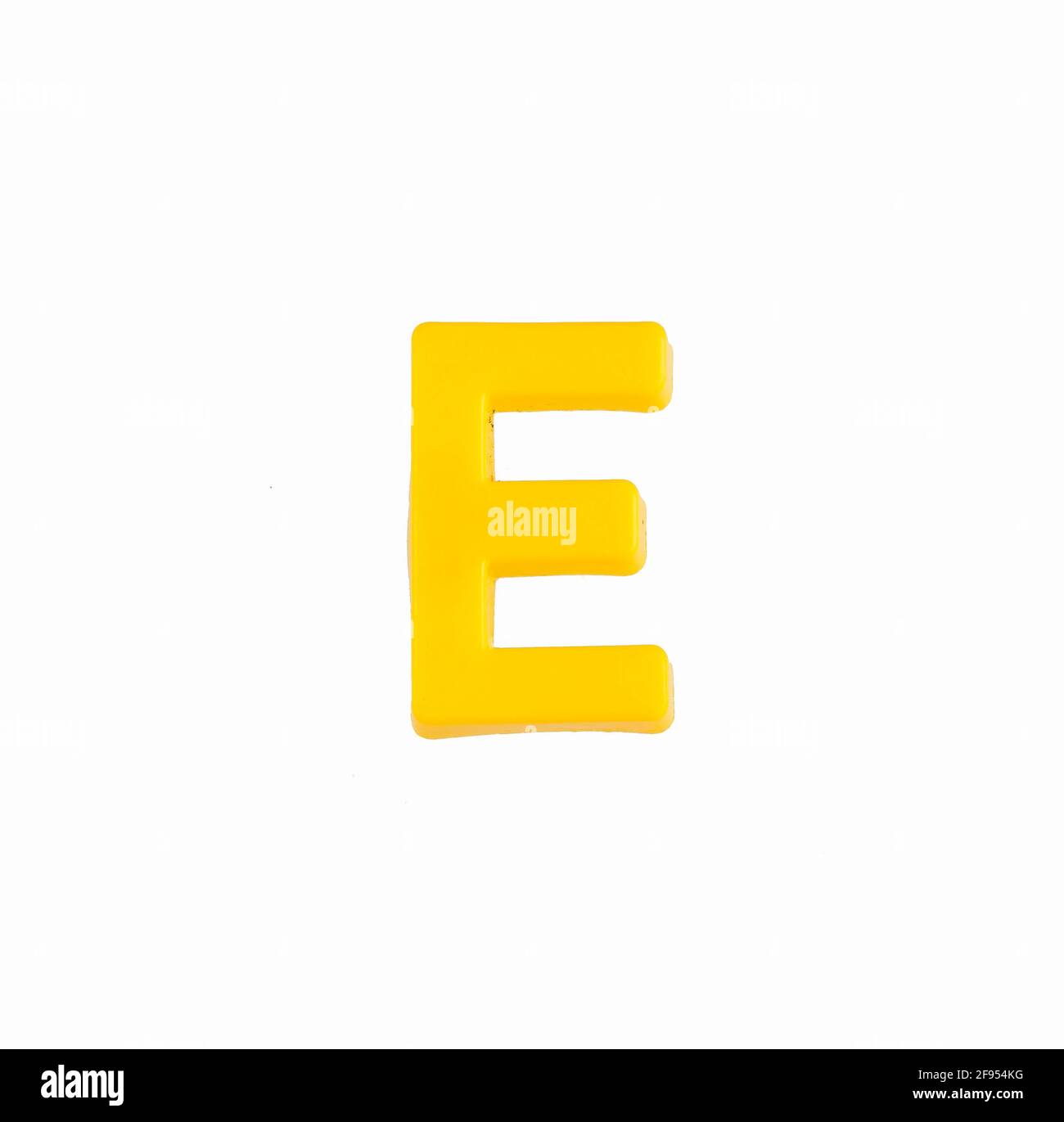 Lettera e di colore giallo - parte in plastica Foto stock - Alamy