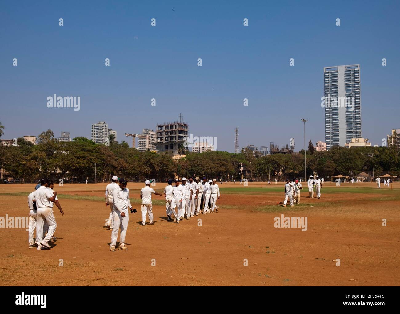 Due squadre stanno scuotendo le mani dopo la fine della partita di cricket nel Parco Shivaji a Mumbai-Dadar, India Foto Stock