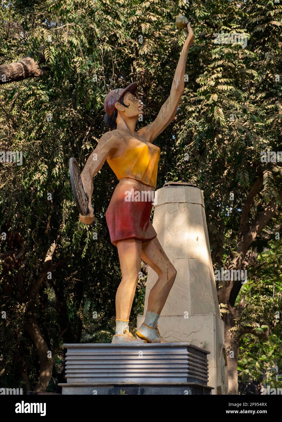 Scultura di un tennista all'ingresso della SPG Tennis Academy, Shivaji Park Gymkhana a Mumbai-Dadar, Maharashtra, India, Asia. Foto Stock