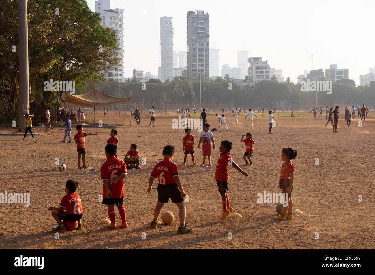 Bambini piccoli che hanno pratica di calcio/calcio all'Ardash Football Club nel Parco Shivaji a Mumbai, Maharashtra, India Foto Stock