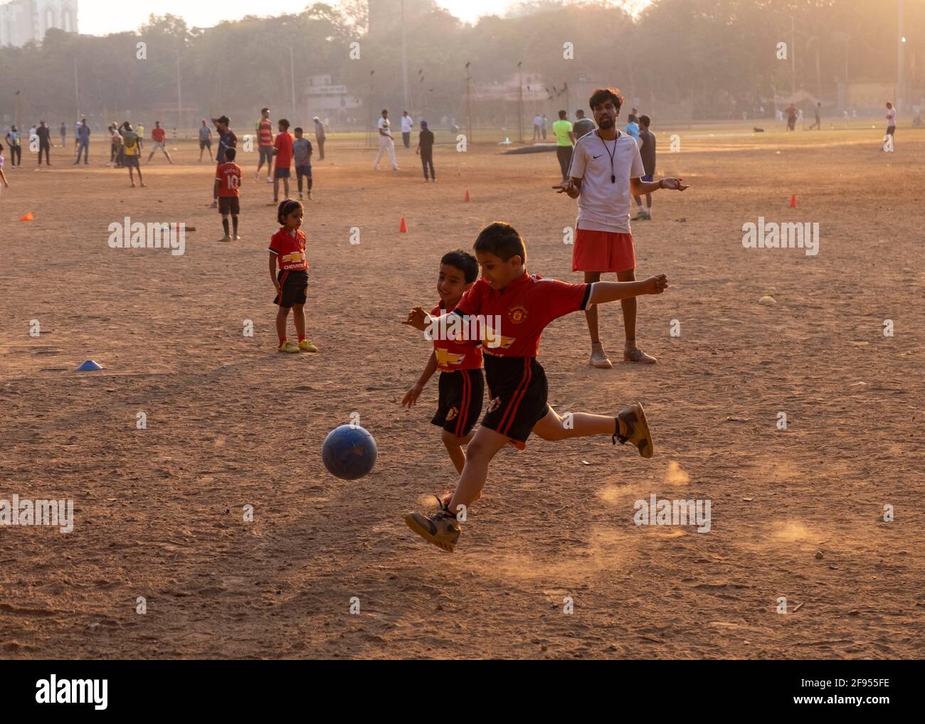 Bambini piccoli che hanno pratica di calcio/calcio all'Ardash Football Club nel Parco Shivaji a Mumbai, Maharashtra, India Foto Stock