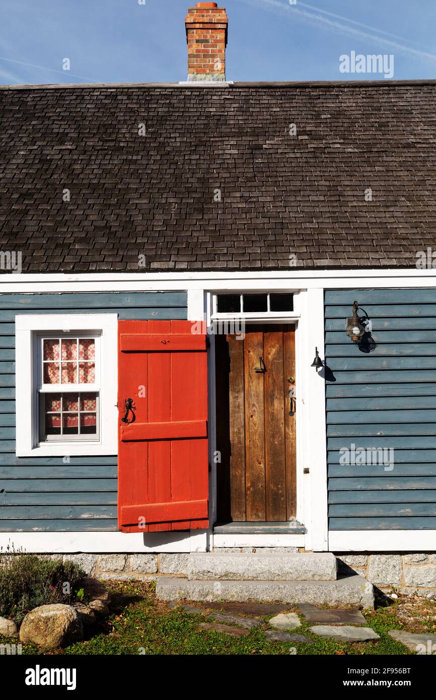 Facciata della casa più antica di Lunenburg, Nuova Scozia, Canada. L'insediamento previsto è disposto su un piano a griglia ed è un sito patrimonio dell'umanità dell'UNESCO. Foto Stock