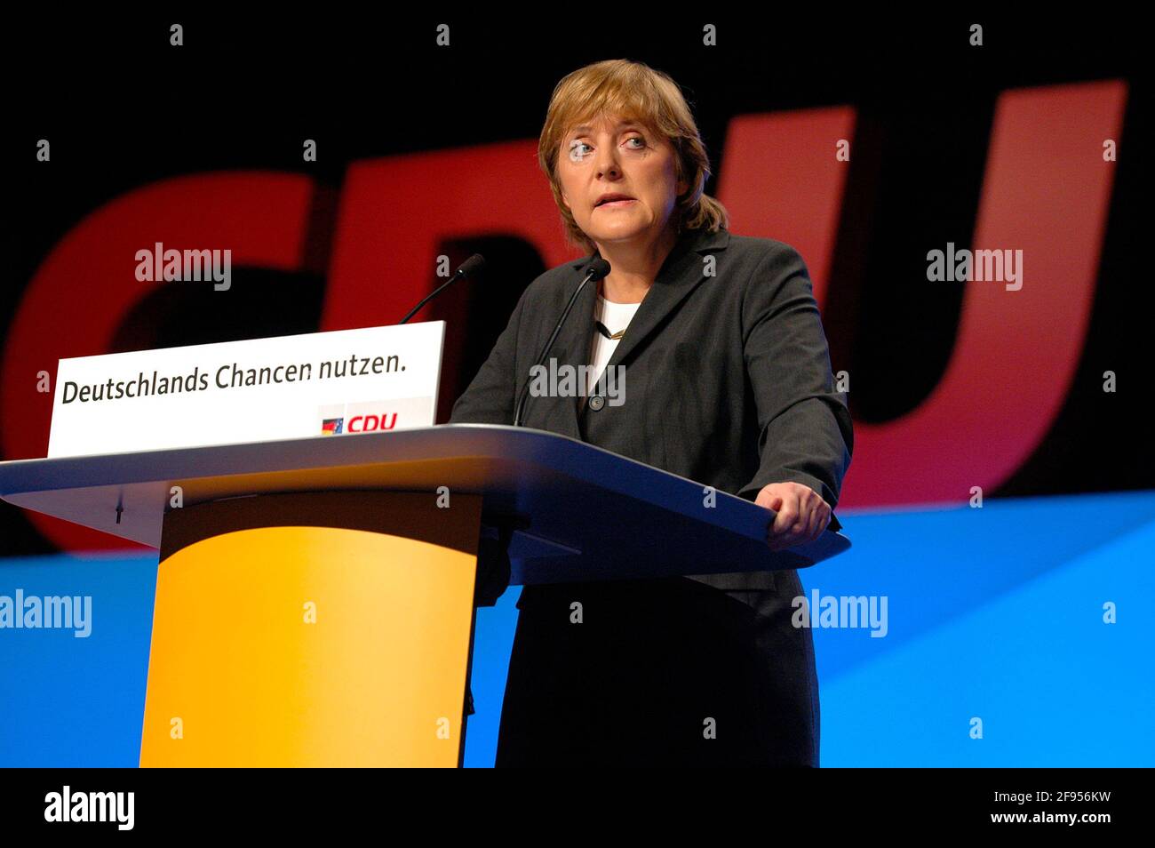 DEU, Deutschland, Düsseldorf, 06.12.2004: Angela Merkel, Bundesvorsitzende der CDU am Rednerpult zu Beginn des Bundesparteitags der CDU 2004 in Düssel Foto Stock