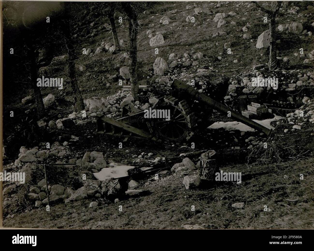 Posizione di artiglieria italiana a Pluzne. howitzer di 14,9 cm. Foto Stock