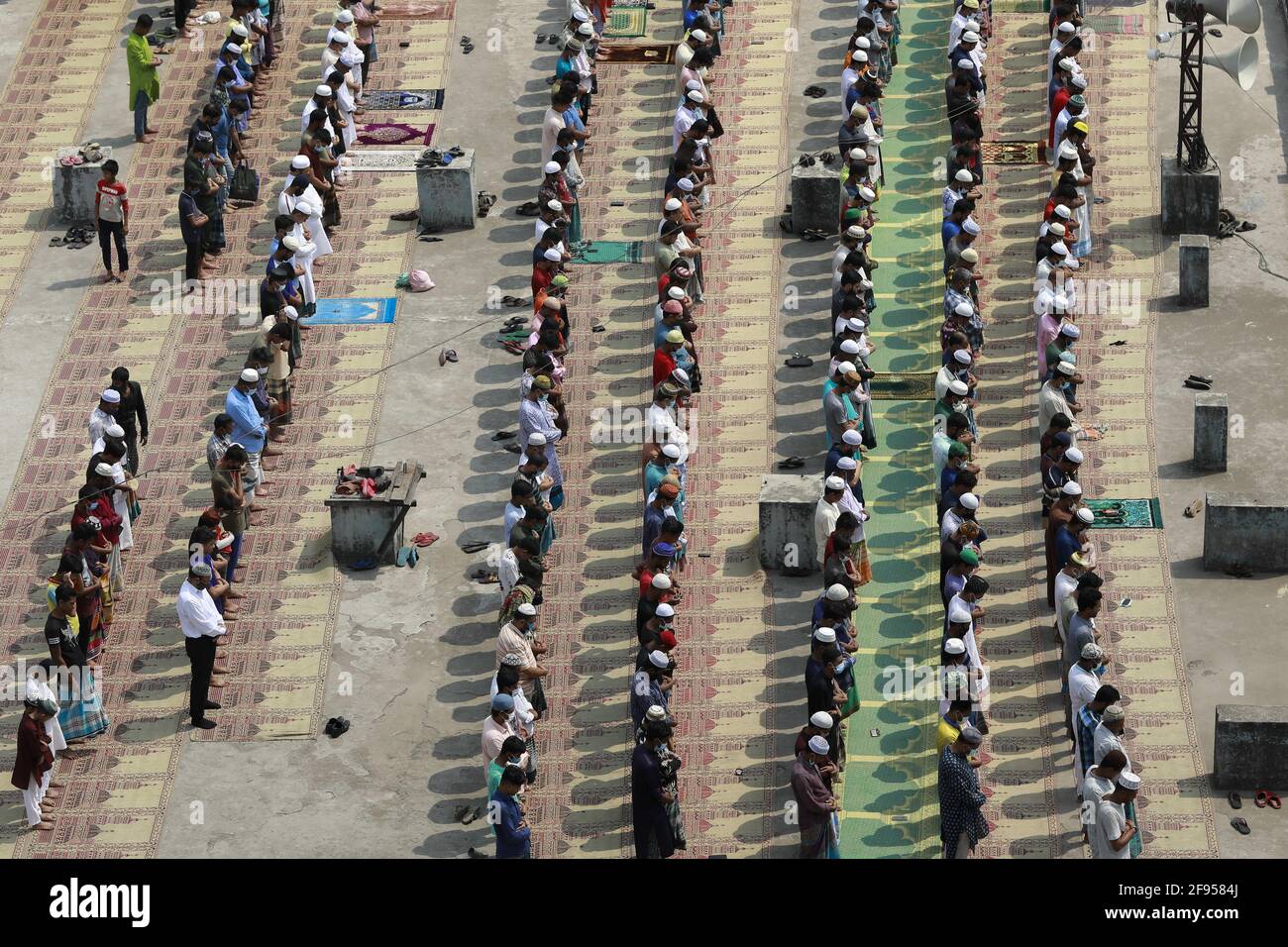 Dhaka, Bangladesh. 16 Apr 2021. La gente esegue la preghiera del venerdì durante il mese santo dei musulmani Ramadan, a Dhaka, Bangladesh, 16 aprile 2021. Il Bangladesh implementa una restrizione sociale su larga scala che include un protocollo rigoroso per tenere la preghiera comune come indossare la maschera facciale, fornendo disinfettante, distanza fisica per prevenire la diffusione di COVID-19. Foto di Kanti Das Suvra/ABACAPRESS.COM Credit: Abaca Press/Alamy Live News Foto Stock