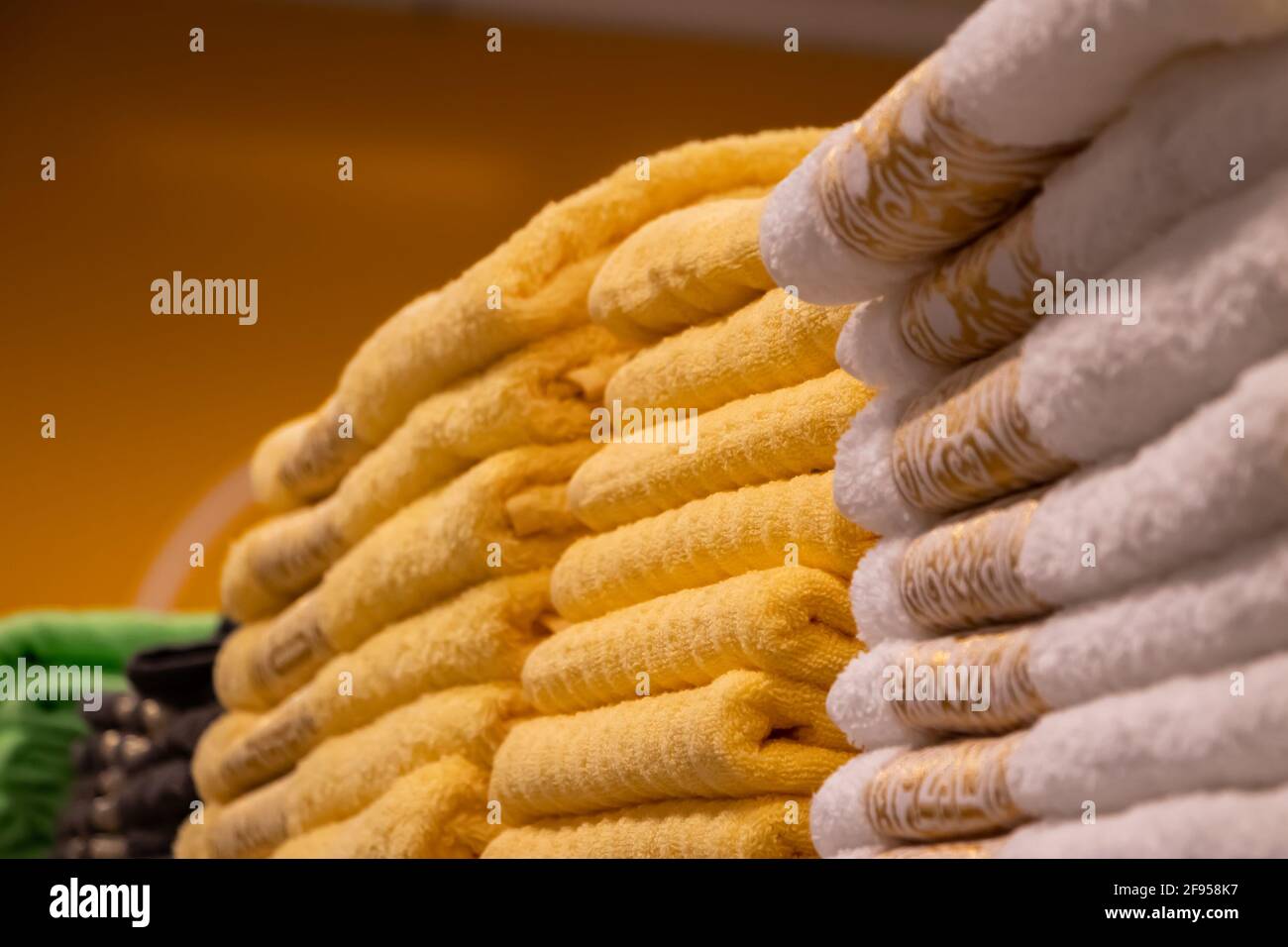 Una pila di asciugamani multicolore da vicino. Accessori per cure mediche. Foto Stock