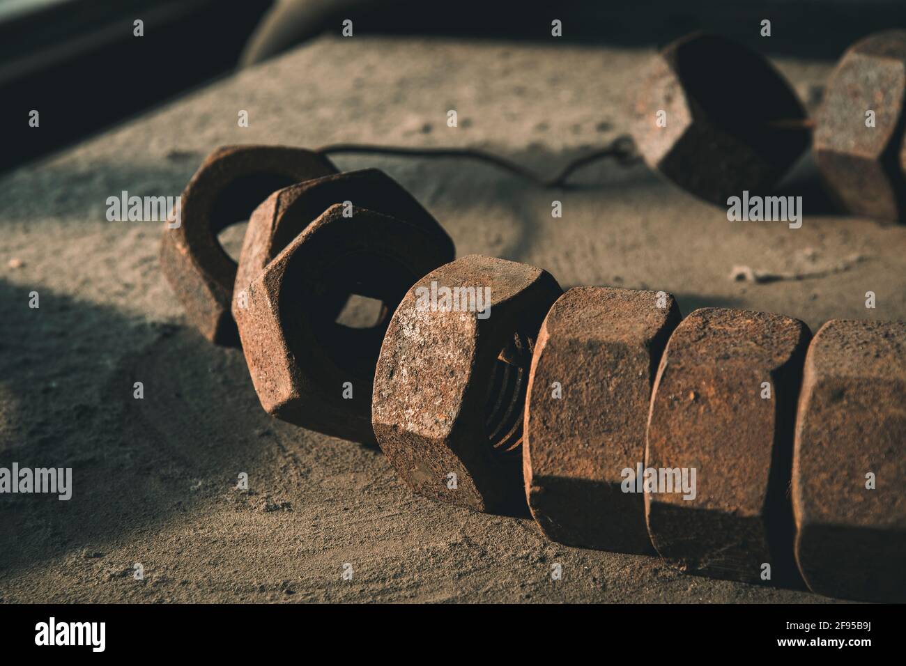 Vecchi dadi a vite arrugginiti, mostrati in un museo di una vecchia miniera di carbone Foto Stock