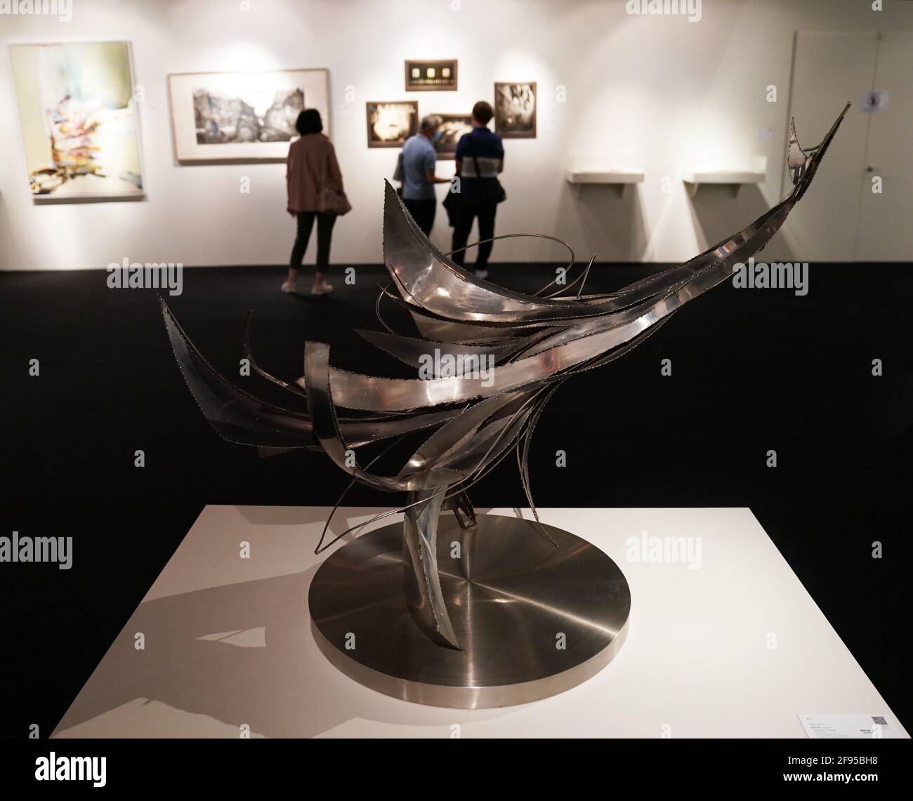 Hong Kong. 16 Apr 2021. Il 16 aprile 2021, i visitatori possono vedere le mostre in un'anteprima dell'asta presso l'Hong Kong Convention and Exhibition Center, a Hong Kong, nella Cina meridionale. La serie di vendite primaverili di Sotheby a Hong Kong è iniziata venerdì e durerà fino al 23 aprile. Credit: Li Gang/Xinhua/Alamy Live News Foto Stock
