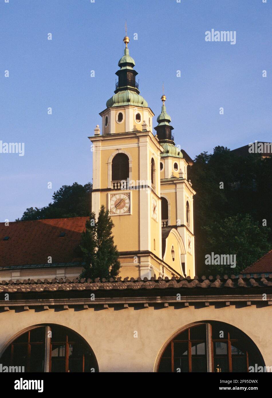 I campanili della cattedrale di San Nicola sopra il mercato di Lubiana, Slovenia Foto Stock