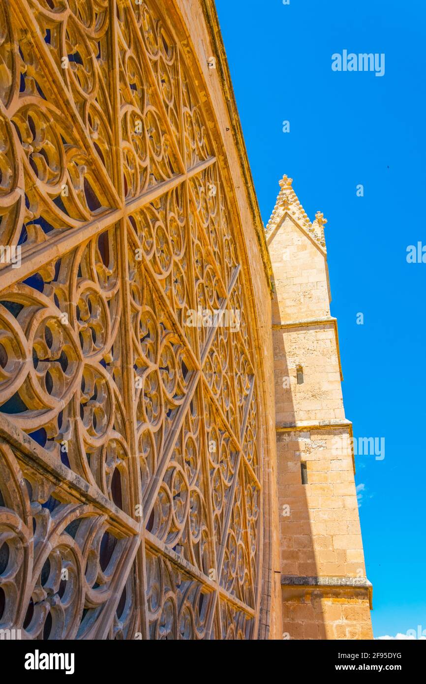 Vista esterna della finestra principale della cattedrale di Palma di Maiorca, Spagna Foto Stock