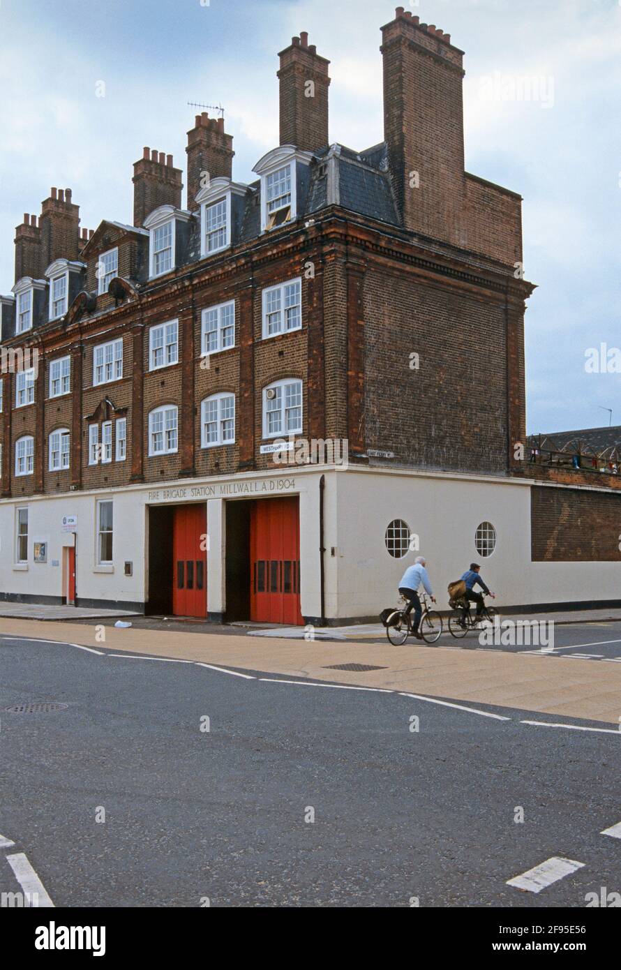 Stazione dei vigili del fuoco di Millwall, all'angolo tra Westferry Road e East Ferry Road, Isle of Dogs, Londra Foto Stock