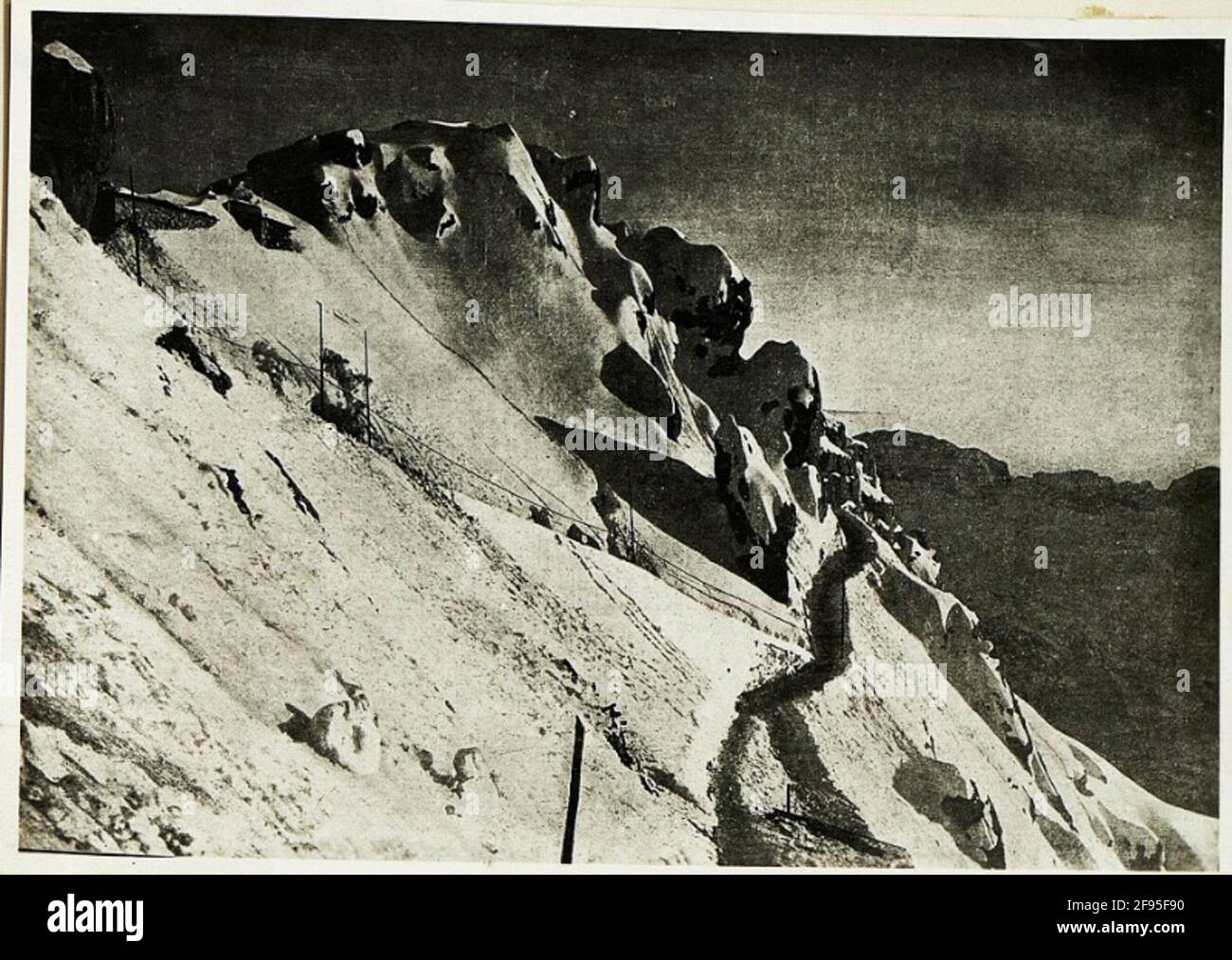 Reproduktionen Aus der Zeitschrift 'guerra'. Ricoveri e strade in alta Val Raccola. . Foto Stock