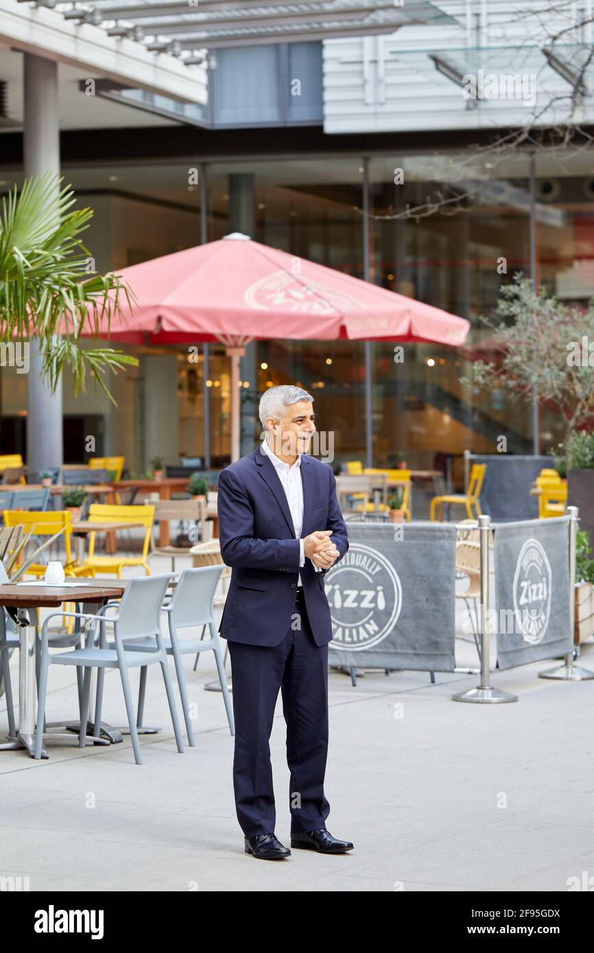 Londra, Regno Unito - 13 Apr 2021: Il sindaco di Londra Sadiq Khan propone fotografie all'esterno di un ristorante durante la campagna elettorale in vista delle elezioni del 6 maggio 2021. Foto Stock