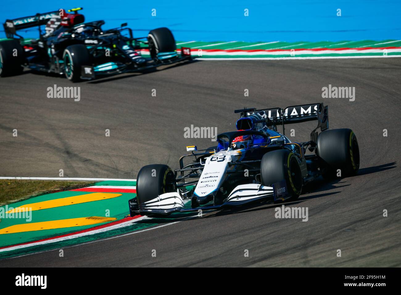 Imola, Italia. 16 Apr 2021. 63 RUSSELL George (gbr), Williams Racing F1 FW43B, 77 BOTTAS Valtteri (fin), Mercedes AMG F1 GP W12 e Performance, azione durante la Formula 1 Pirelli Gran Premio del Made in Italy e Dell Emilia Romagna 2021 dal 16 al 18 aprile 2021 sull'autodromo internazionale Enzo e Dino Ferrari, A Imola - Photo Florent Gooden/DPPI/LiveMedia Credit: Independent Photo Agency/Alamy Live News Foto Stock