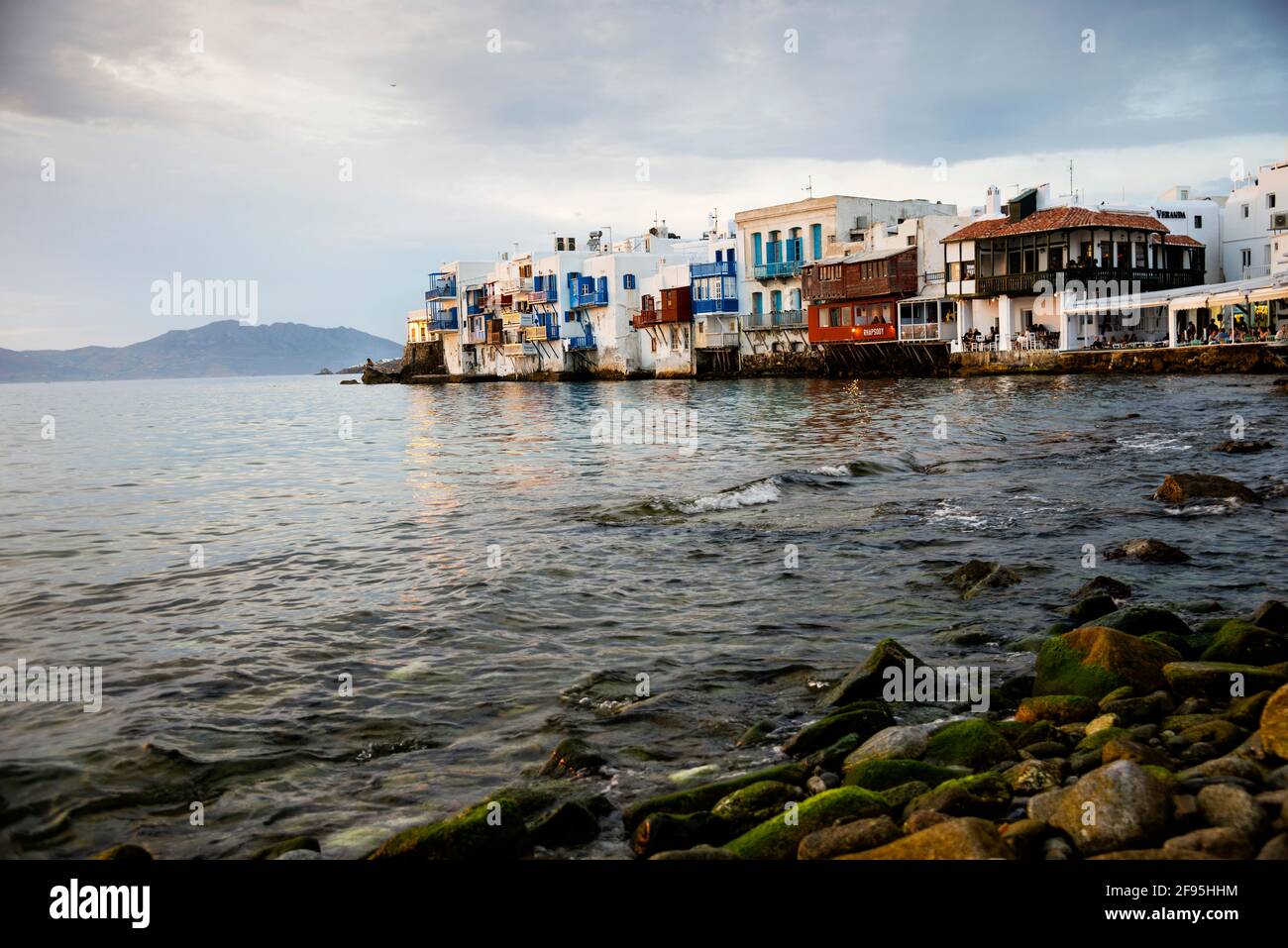 Case pensili di piccola Venezia sull'isola greca di Mykonos. Foto Stock