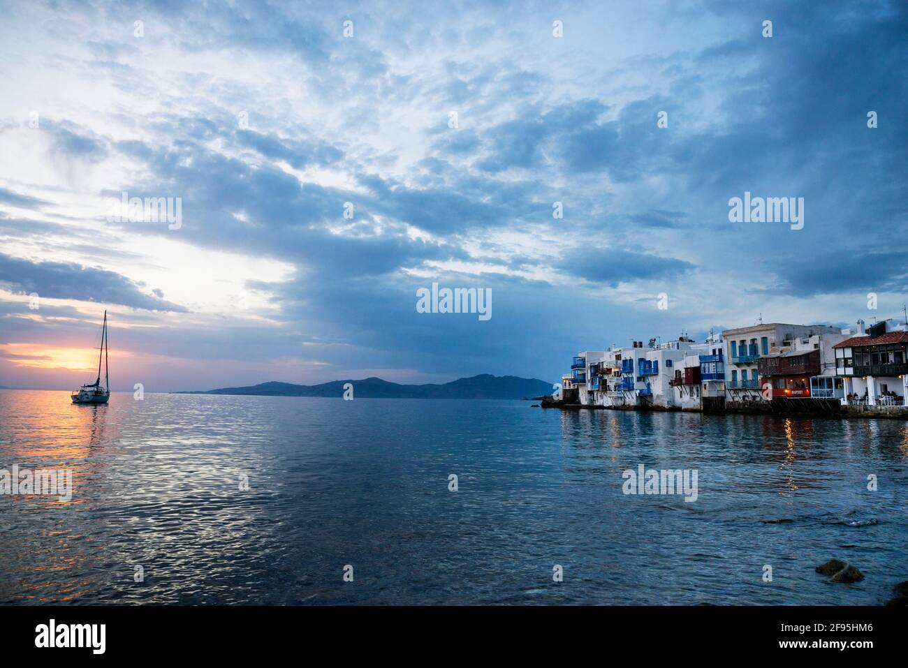 Tramonto sul Mar Egeo sull'isola greca di Mykonos. Foto Stock