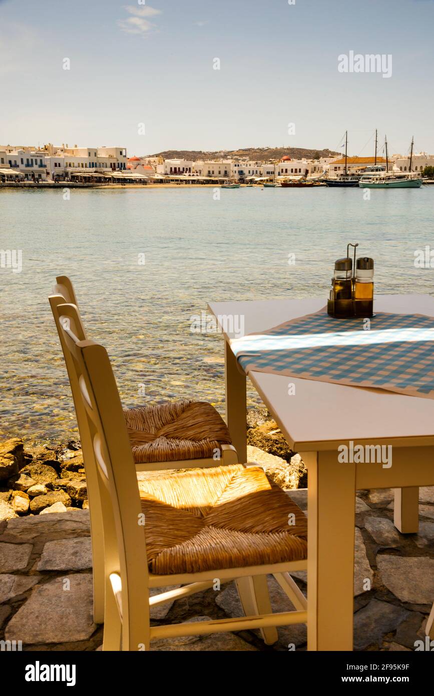 Pranzo al mare sull'isola greca di Mykonos. Foto Stock