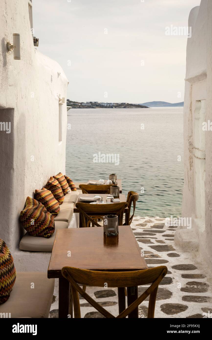 Caffè sul mare sull'isola greca di Mykonos. Foto Stock