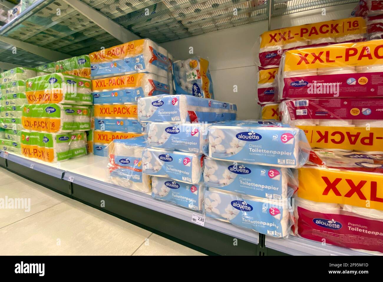 La carta igienica sta diventando sempre più costosa! Scaffali completi con carta  igienica di diversi produttori, marchi in una filiale Rossmann, farmacia |  utilizzo in tutto il mondo Foto stock - Alamy