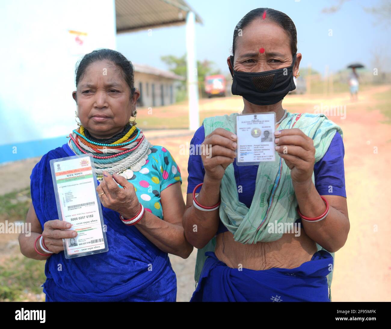 Abhisek Saha / le Pictorium - elezioni TTAADC - 6/4/2021 - India / Tripura / Agartala - una donna tribale mostra le carte di identità degli elettori Foto Stock