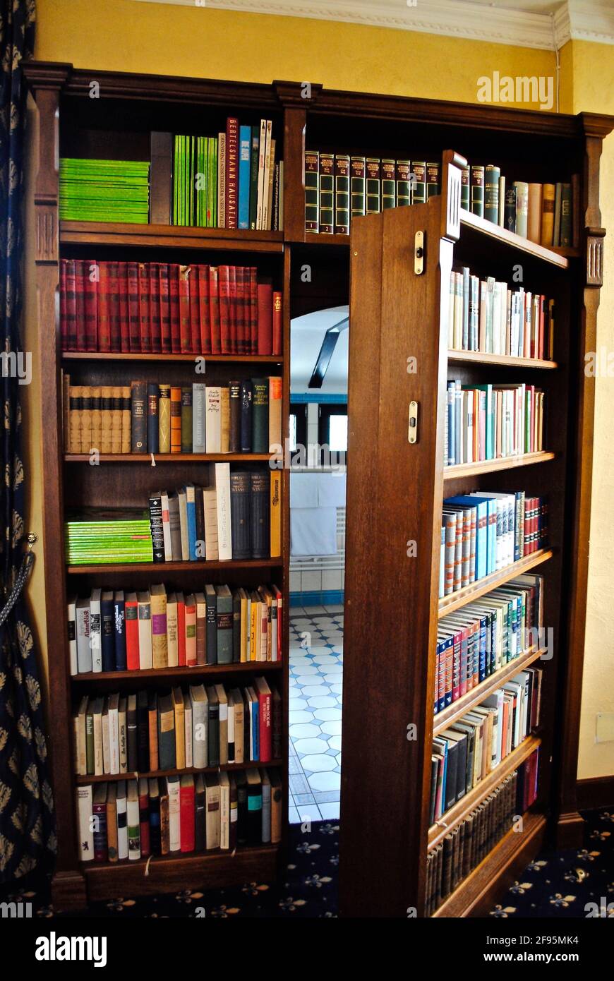 Porta libreria per camera nascosta nell'hotel Schönburg (Auf Schoenburg). Porta segreta, passaggio nascosto o porta Murhpy in una mensola del libro. Foto Stock