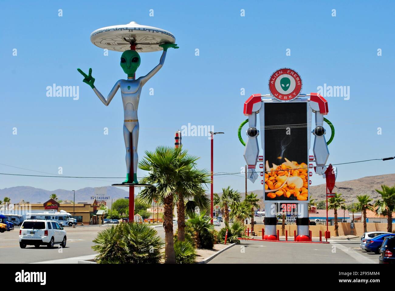 Baker, California: Attrazione Alien Fresh Jerky a bordo strada tra Los Angeles e Las Vegas. Manzo jerky, strano UFO kitsch, segno e luce aliena Foto Stock