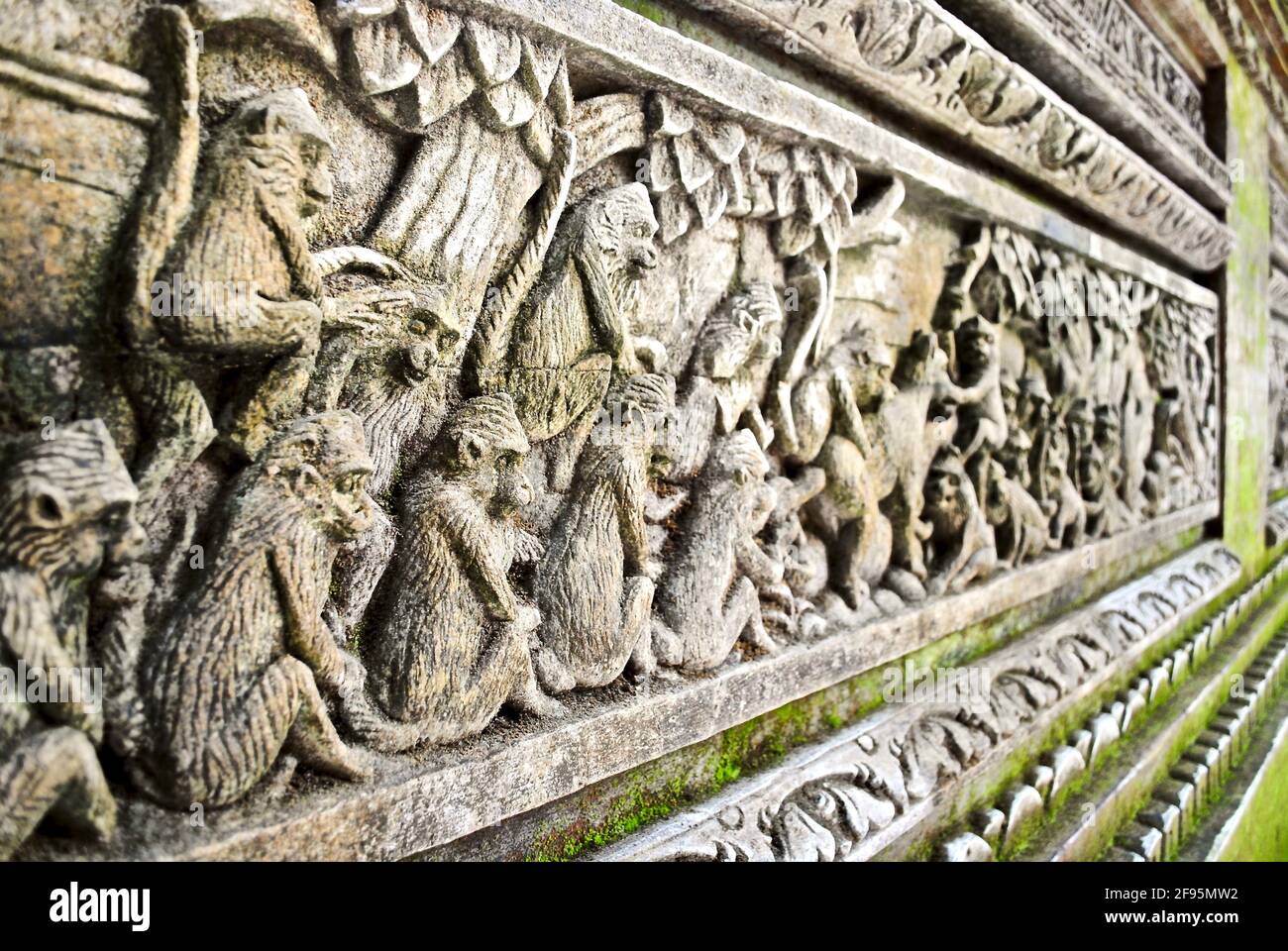Bassorilievo di molte scimmie nella Foresta delle scimmie di Ubud Mandala Suci Wenara, o Foresta delle scimmie di Ubud, un santuario indù e habitat naturale della scimmia balinese. Foto Stock