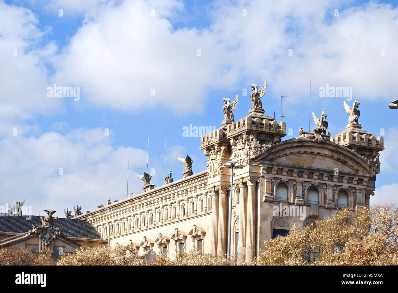 Edificio Aduana o Duana Nova (Nuova Dogana) al cancello del Porto della Pace Vell a Barcellona, Spagna. Design neoclassico con sculture di leoni alati. Foto Stock