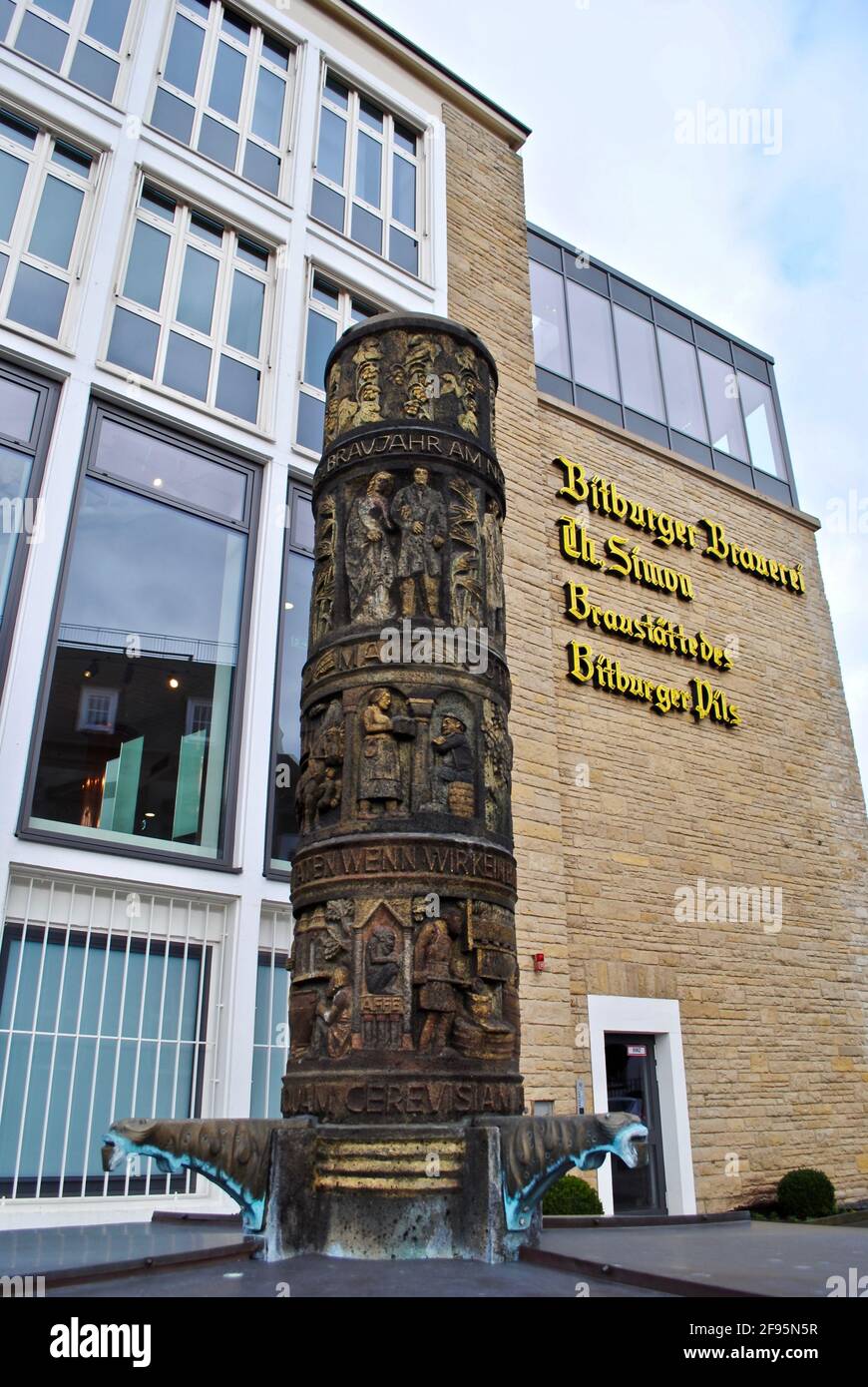 Bitburg, Germania: Bitburger Brewery (Bitburger Brauerei) esterno. L'insegna recita 'Bitburger Brewery th. Simon Company Brewing Bitbuger Pils' Foto Stock