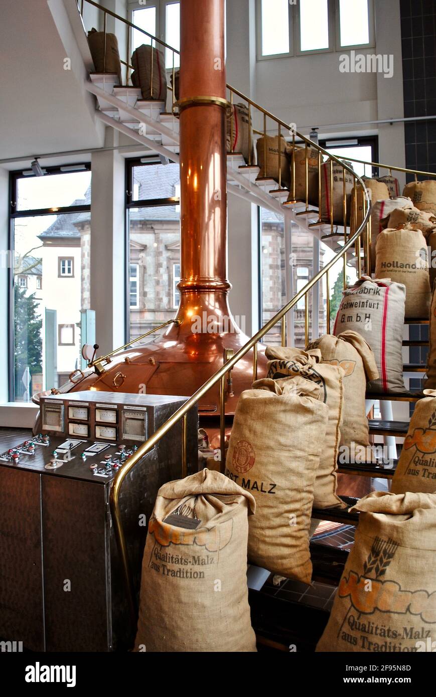 Bitburg, Germania: La Birreria di Bitburger (Bitburger Brauerei) è una grande fabbrica di birra tedesca. bollitore di estrazione in rame e scale a spirale con sacchetti di malto. Foto Stock