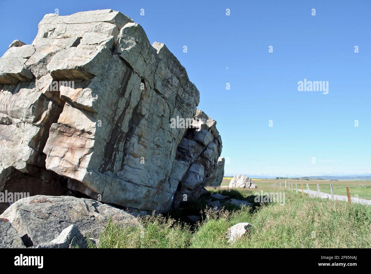 Big Rock irregolare. Questa massiccia e insolita formazione rocciosa nei pressi di Okotoks, Alberta, Canada, è la più grande erratica glaciale del mondo. Foto Stock
