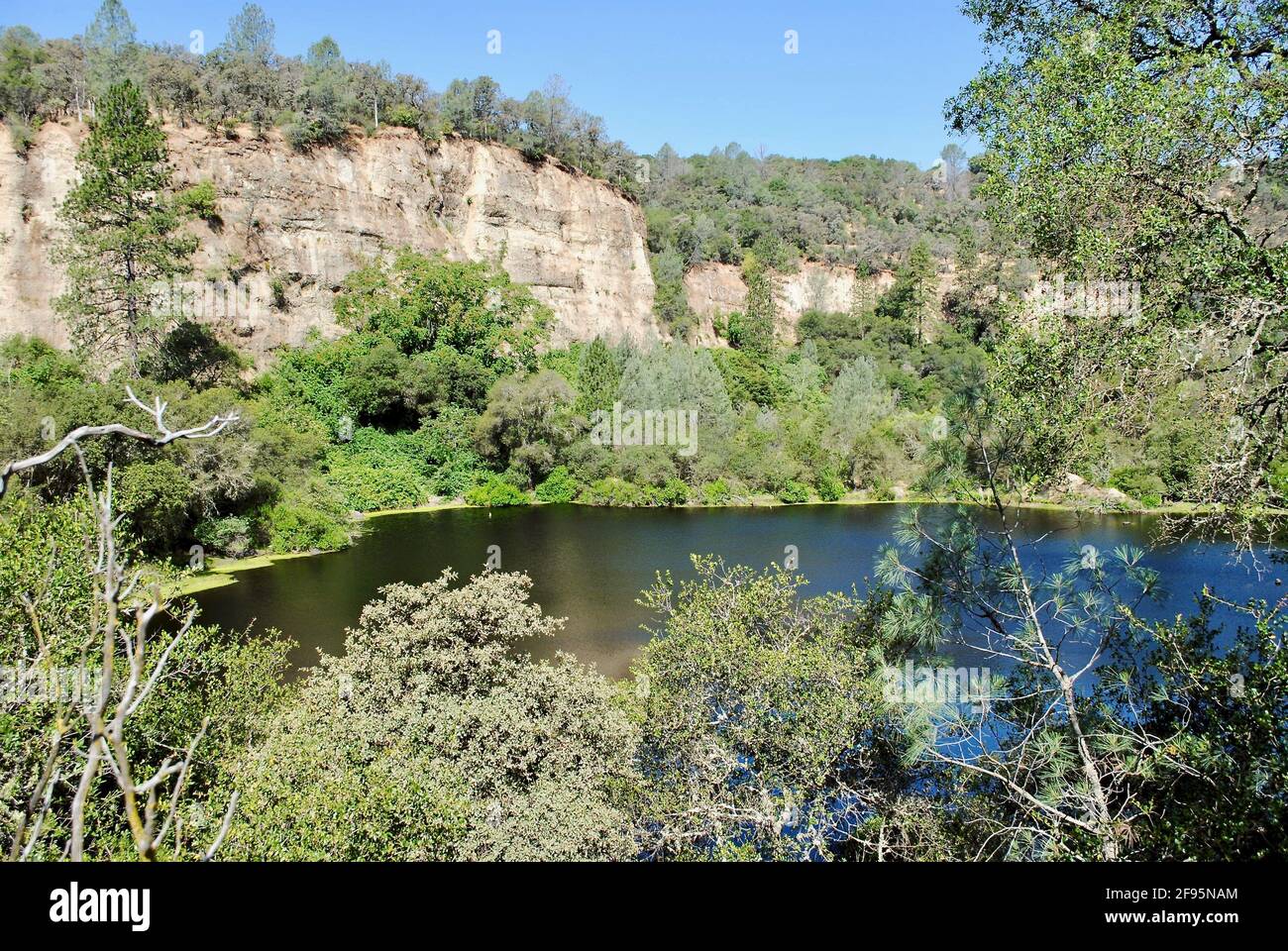 Black Swan Trail gestito da Bear Yuba Land Trust vicino a Smartsville, California. Su una scarpata idraulica, gli escursionisti si vedano Black Swan Pond. Foto Stock