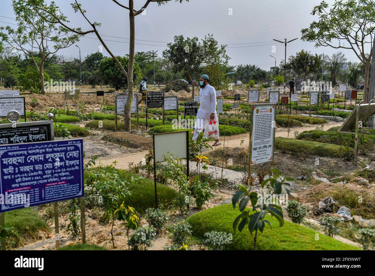 Dhaka, Bangladesh. 16 Apr 2021. Un uomo visto al cimitero di Bayer Bazar a Dhaka, (Foto di Zabed Hasnain Chowdhury/SOPA Images/Sipa USA) Credit: Sipa US/Alamy Live News Foto Stock