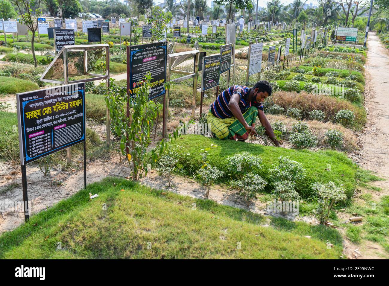 Dhaka, Bangladesh. 16 Apr 2021. Un gravedigger mantiene il cimitero di Rayer Bazar a Dhaka. (Foto di Zabed Hasnain Chowdhury/SOPA Images/Sipa USA) Credit: Sipa US/Alamy Live News Foto Stock
