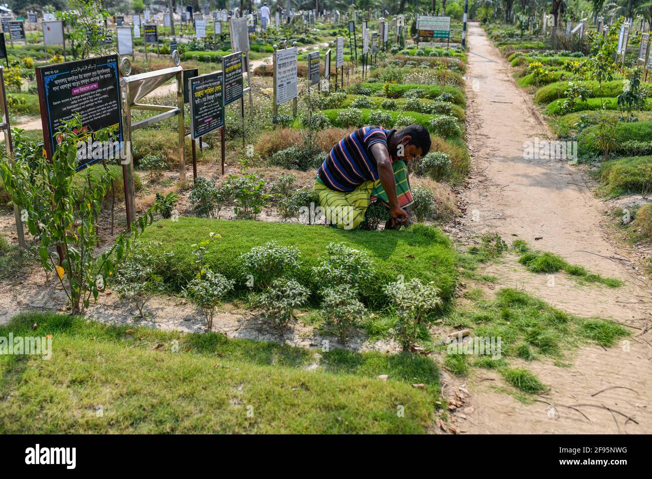 Dhaka, Bangladesh. 16 Apr 2021. Un gravedigger mantiene il cimitero di Rayer Bazar a Dhaka. (Foto di Zabed Hasnain Chowdhury/SOPA Images/Sipa USA) Credit: Sipa US/Alamy Live News Foto Stock