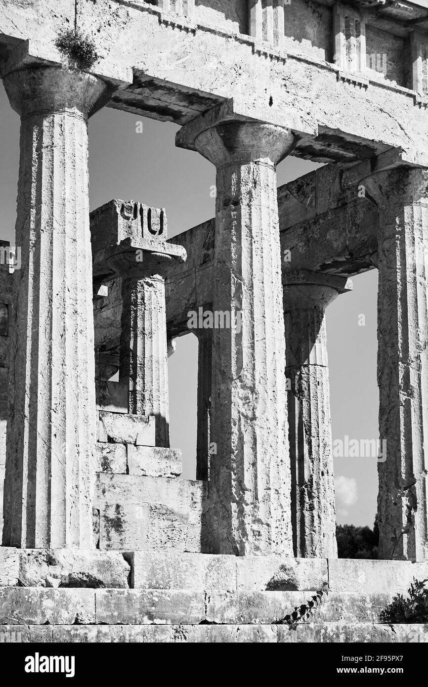 Colonne del Tempio di Aphaea nell'Isola di Aegina, Grecia. Architettura greca antica, fotografia in bianco e nero Foto Stock