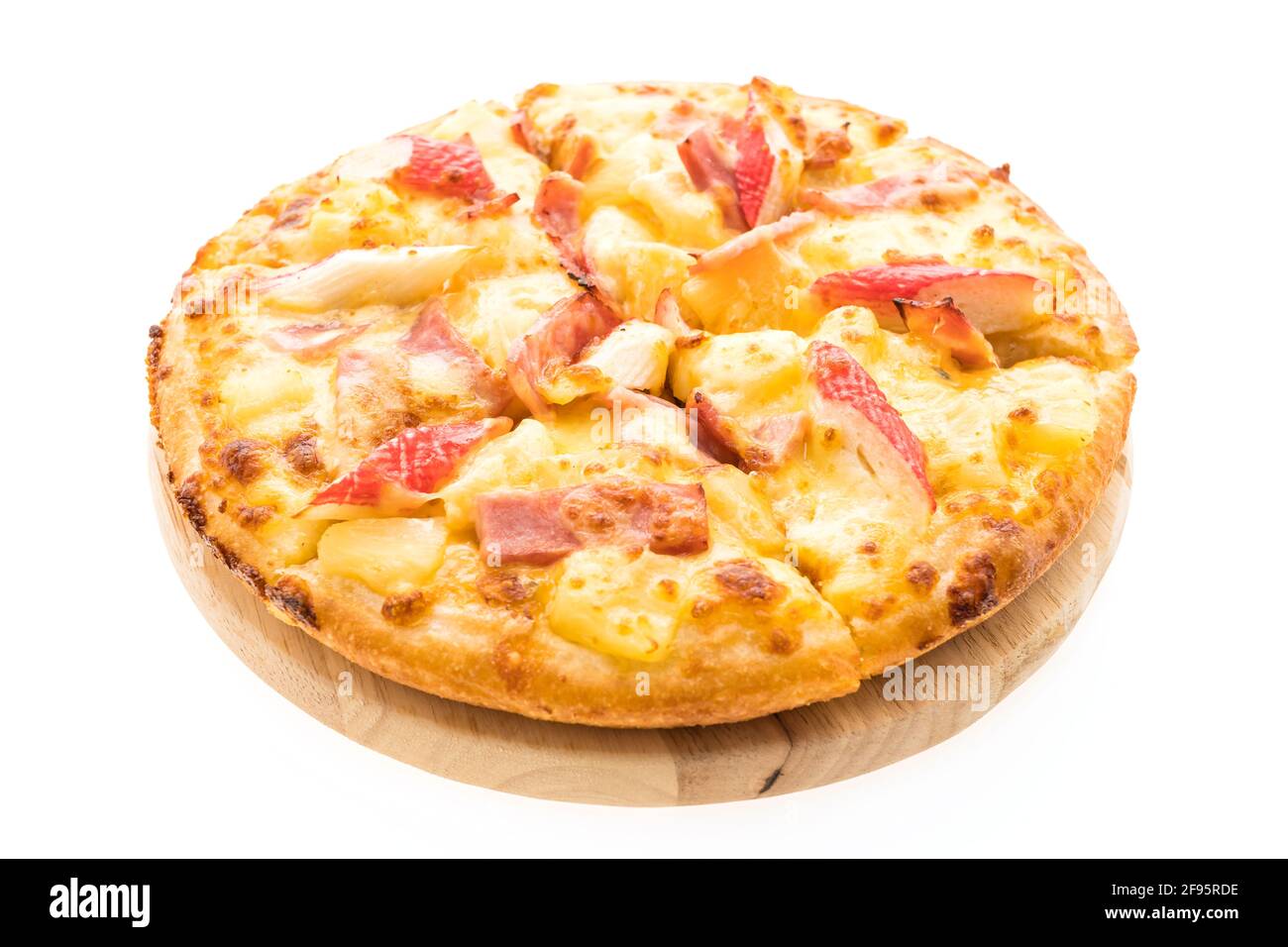 Pizza hawaiana frutti di mare su piatto di legno isolato su sfondo bianco - cibo malsano e spazzatura Foto Stock