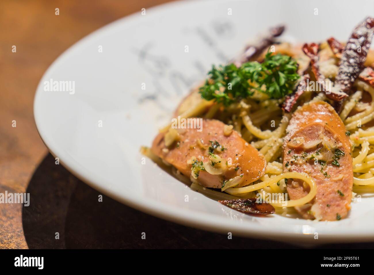 pasta fritta con salsiccia tedesca Foto Stock